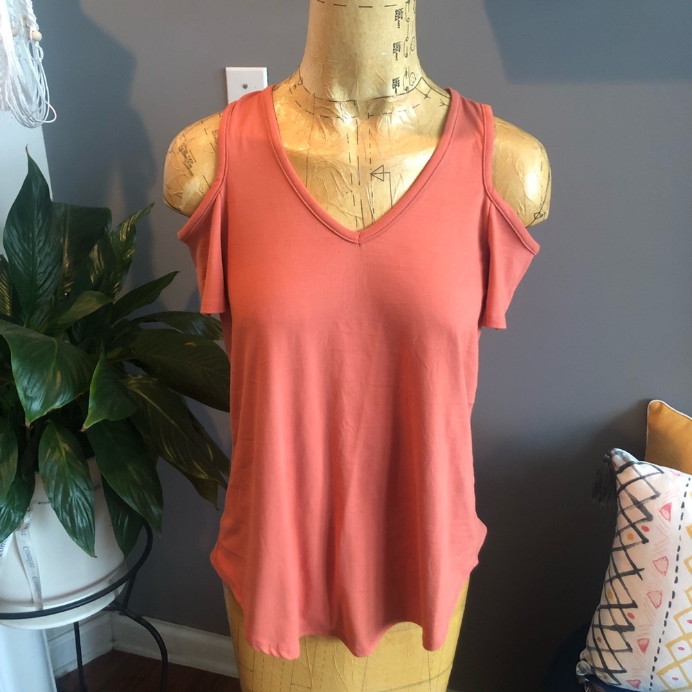 Gaze Cute Peek-a-boo Shoulder Top - Size M